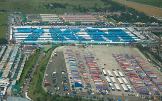 На одесском рынке «7 километр» женщина сорвалась с высоты и сломала позвоночник: подробности и фото