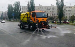 В Киеве дороги моют шампунем