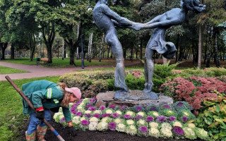 Капуста вместо цветов: в Киеве по-новому украсили клумбы
