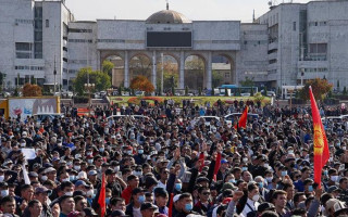 Протесты в Бишкеке: захвачено еще и здание парламента, видео