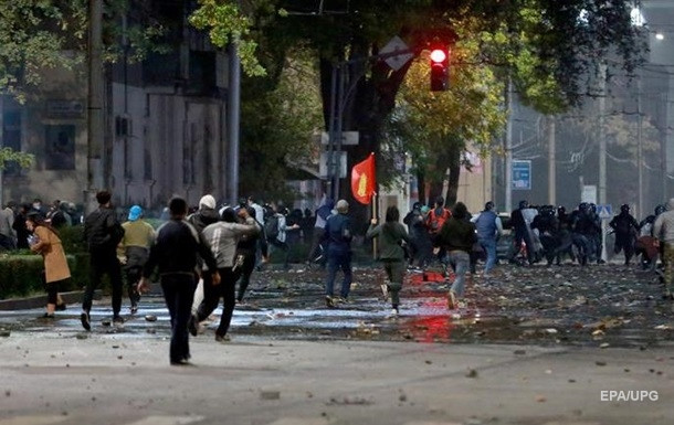 Беспорядки в Бишкеке: протестующие захватили здание мэрии и правительства, фото