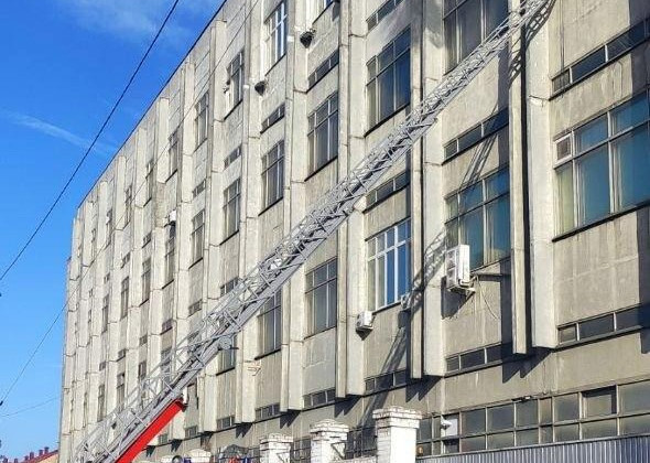 Загорелись документы: в Киеве возник пожар в здании Радиозавода, видео