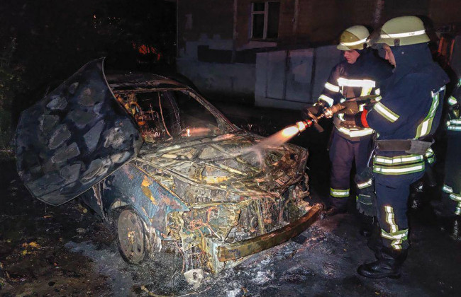 В Киеве ночью дотла сгорел автомобиль: фото