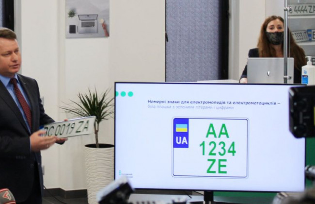 В Україні почали видавати зелені автомобільні номери, фото
