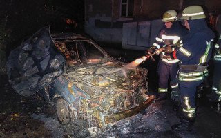 В Киеве ночью дотла сгорел автомобиль: фото