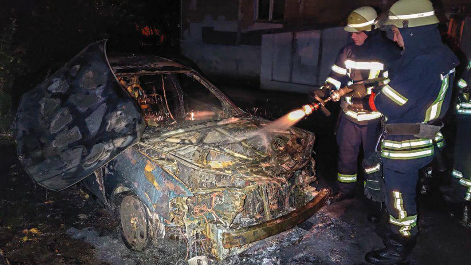 В Киеве ночью дотла сгорел автомобиль: фото