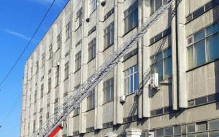 Загорелись документы: в Киеве возник пожар в здании Радиозавода, видео