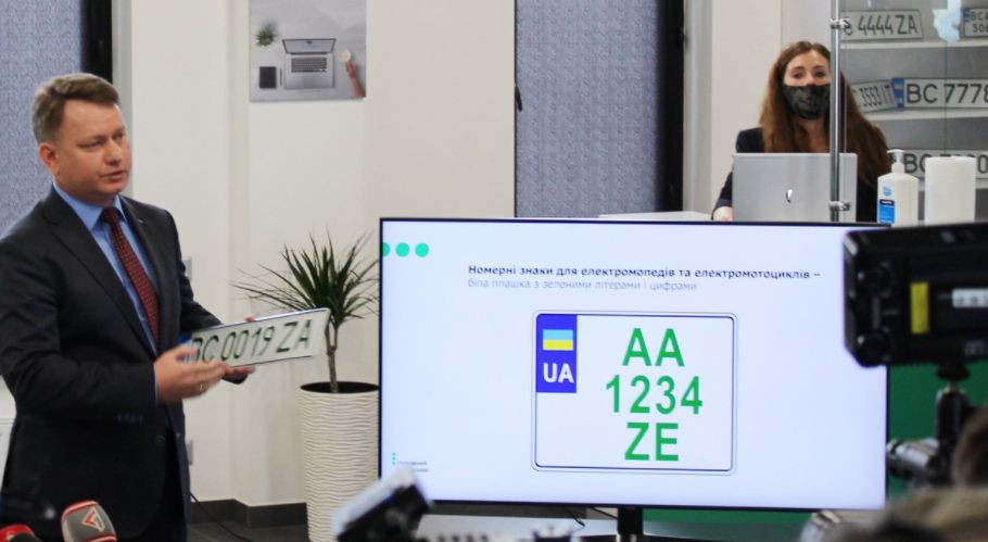 В Україні почали видавати зелені автомобільні номери, фото