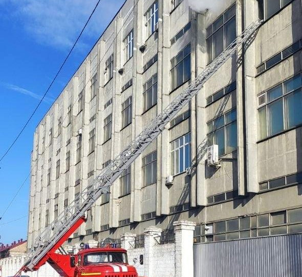Загорелись документы: в Киеве возник пожар в здании Радиозавода, видео