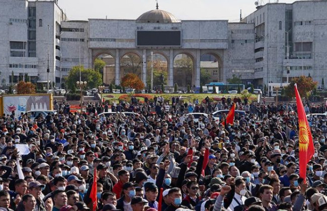 Протесты в Бишкеке: захвачено еще и здание парламента, видео