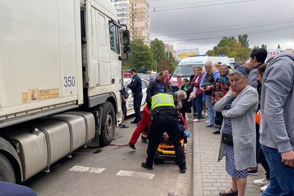 Поплатилася здоров’ям за необачність: в Одесі жінку збила фура