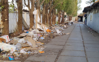 В Подольском районе Киева образовалась огромная свалка, фото