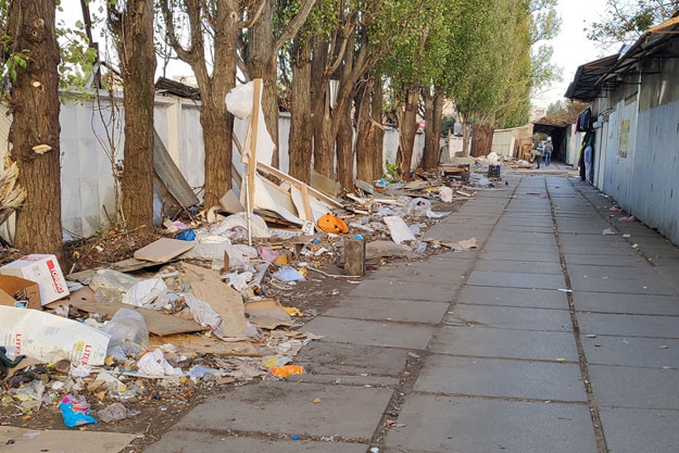 В Подольском районе Киева образовалась огромная свалка, фото