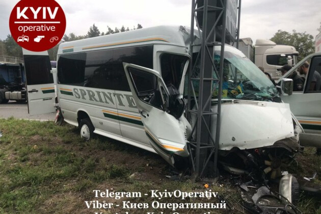 Под Киевом произошло масштабное ДТП: пострадали около 10 человек, фото