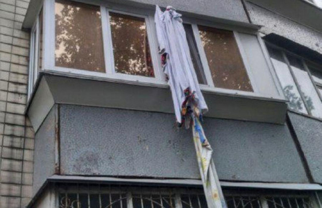 Киянин повертався додому через балкон по простирадлах  і розбився