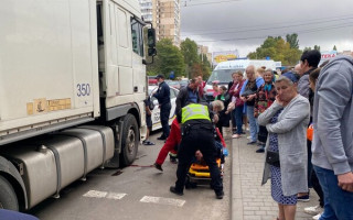 Поплатилася здоров’ям за необачність: в Одесі жінку збила фура