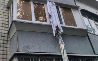 Киянин повертався додому через балкон по простирадлах  і розбився