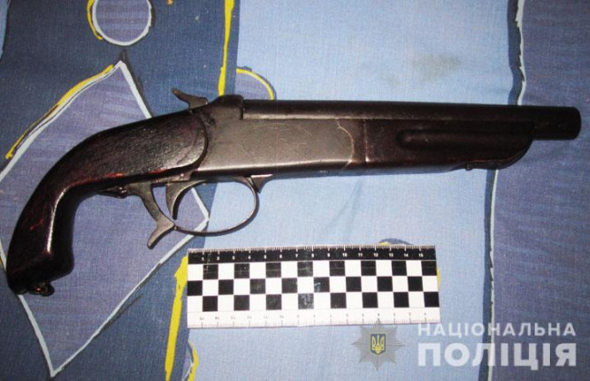 В столице пенсионер угрожал жене ружьем