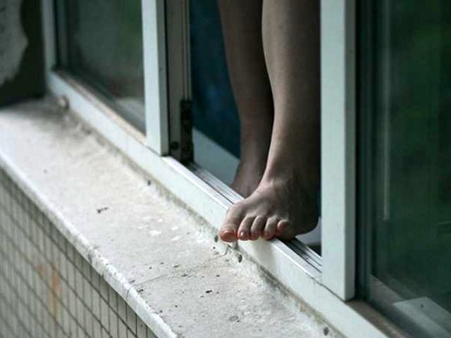 В Киеве женщина выпала из окна и чудом осталась жива