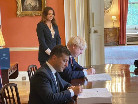 Украина и Великобритания подписали соглашение о свободной торговле и партнерстве