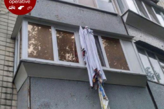 Хотел спуститься по простыням: в Киеве мужчина разбился насмерть