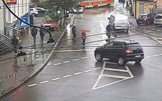 Отлетела на 5 метров: в Киеве внедорожник сбил женщину, видео
