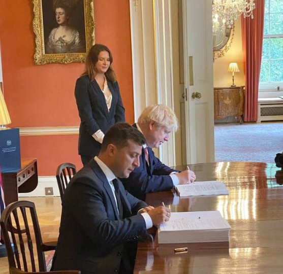 Украина и Великобритания подписали соглашение о свободной торговле и партнерстве