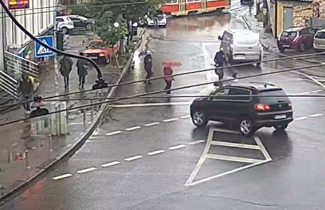 Отлетела на 5 метров: в Киеве внедорожник сбил женщину, видео