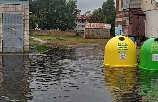 В Киеве затопило улицу: мусорные контейнеры «поплыли», фото