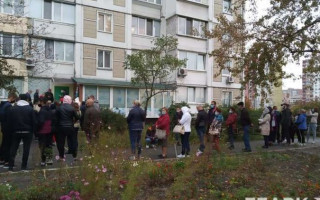 Киевляне толпами и без масок выстроились сдавать тесты на коронавирус, фото