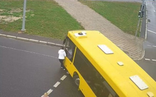 В Киеве автобус сбил женщину: появилось видео