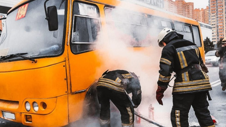 В Киеве загорелся автобус с пассажирами: подробности