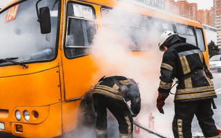 В Киеве загорелся автобус с пассажирами: подробности