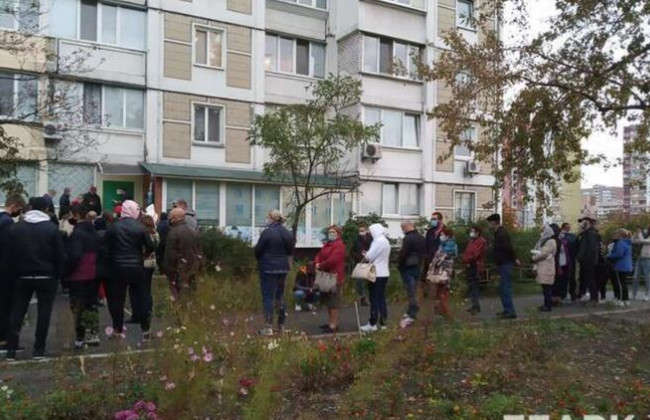 Киевляне толпами и без масок выстроились сдавать тесты на коронавирус, фото