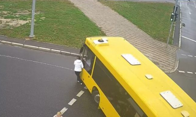 В Киеве автобус сбил женщину: появилось видео