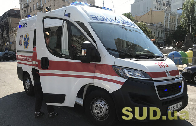 В Киеве автомобиль снес мужчину на пешеходном переходе, видео