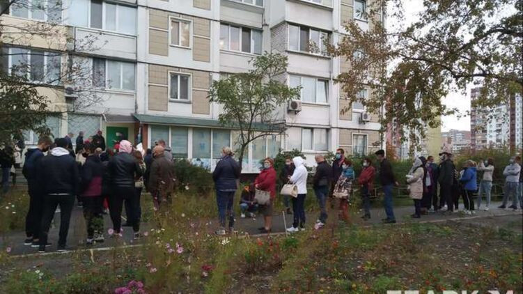 Киевляне толпами и без масок выстроились сдавать тесты на коронавирус, фото