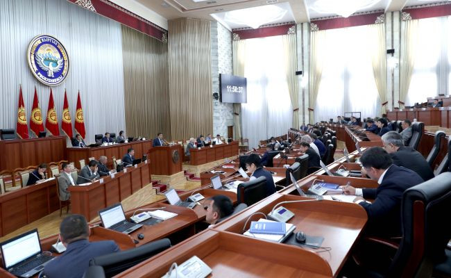 Президент Киргизии отправил в отставку премьера и правительство: когда состоятся повторные выборы