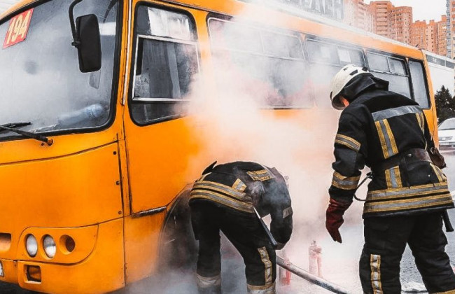 В Киеве загорелся автобус с пассажирами: подробности
