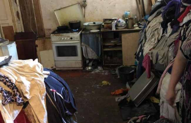 Антисанитария и отсутствие еды: в Одессе у горе-матери отобрали троих детей, фото