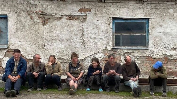 Трудовое рабство под Харьковом: семья фермеров силой удерживала десять человек, среди них был ребенок