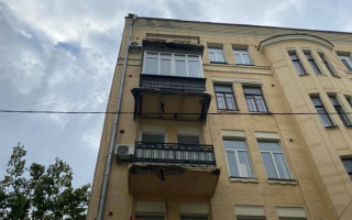 В Киеве фасад дома рухнул на автомобиль, фото