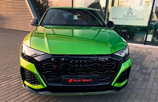 В Харькове засветился элитный автомобиль яркого цвета, фото