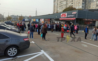 Харьковчане «штурмовали» новый супермаркет: о дистанции и масках забыли, видео