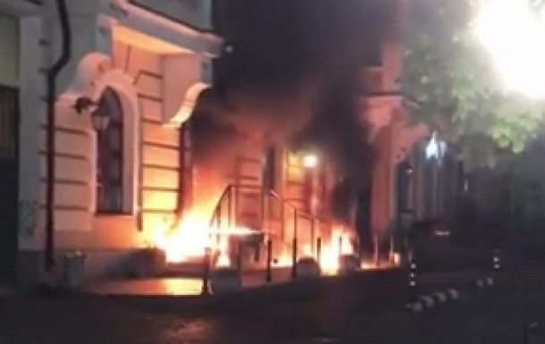 В Киеве вспыхнул мощный пожар в доме: подробности, видео