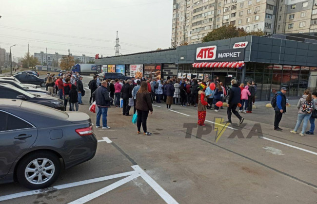 Харьковчане «штурмовали» новый супермаркет: о дистанции и масках забыли, видео