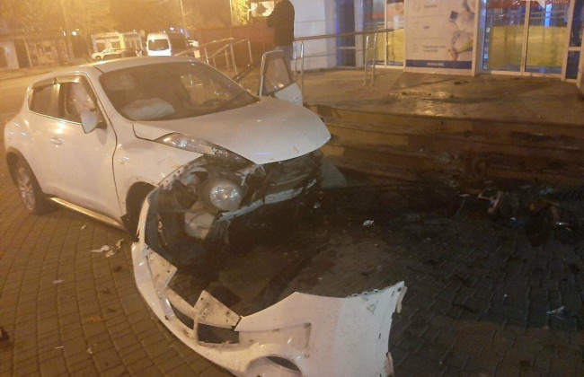 В Одессе девушка за рулем Nissan протаранила супермаркет