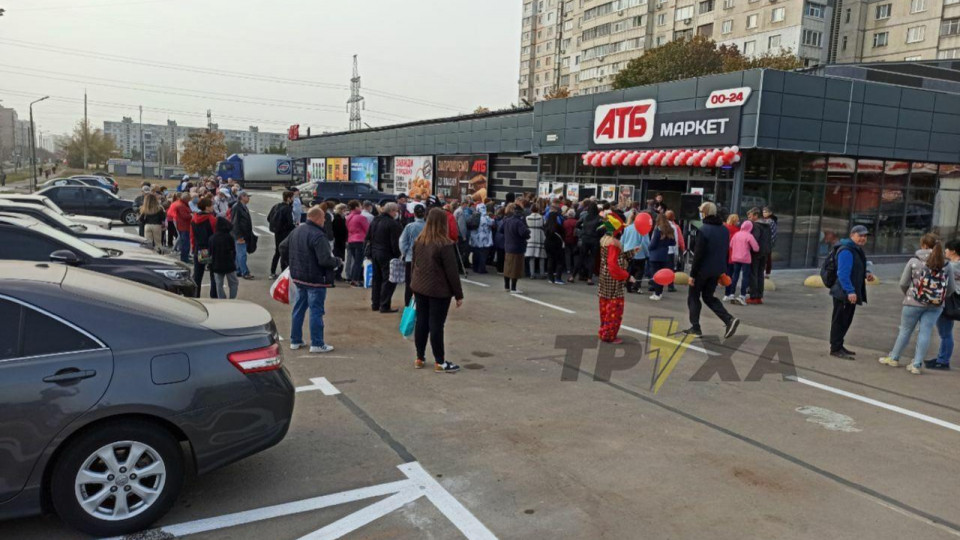 Харьковчане «штурмовали» новый супермаркет: о дистанции и масках забыли, видео