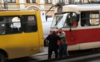 В Киеве водители маршрутки и троллейбуса устроили драку посреди дороги: есть видео