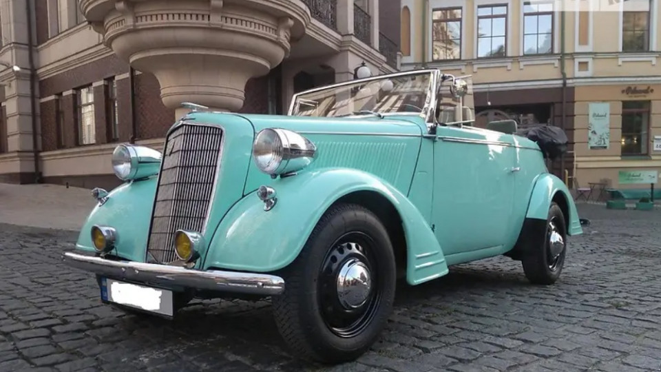 Перекрашен и отремонтирован: в Украине выставлен на продажу раритетный кабриолет